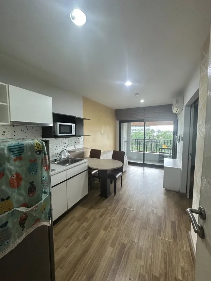 For rent Baan Navatara, a lovely room, comes with complete furniture and electrical appliances. Just bring your bags and move in.