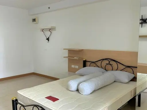 For rent, City Home Condo, Rattanathibet, studio room, separate kitchen zone well, plus get a high view, don't book, you're missing out.