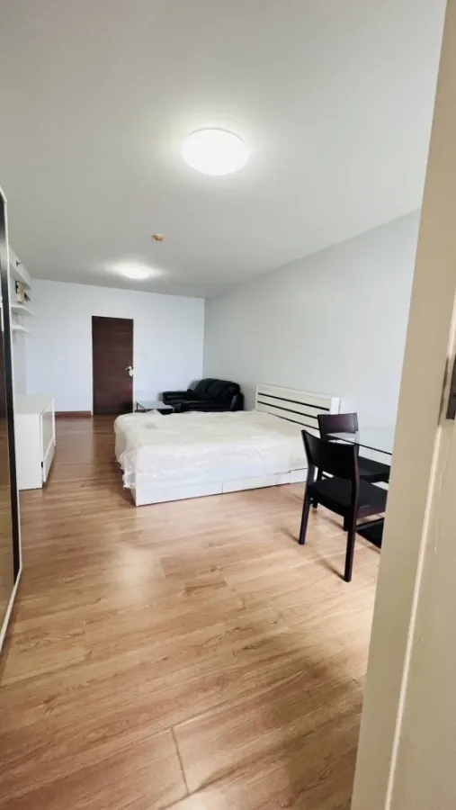 For rent: Supalai Park Kaset, 10th floor, Building B, pool view. Ready to move in with just your luggage.