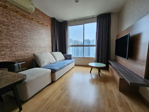 For sale or rent: U Delight Residence (Pattanakarn - Thonglor), 18th floor, large front room. The wallpaper is well installed. Hurry and reserve now.