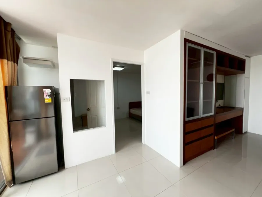 For rent: Ratchada City 18, spacious room with plenty of usable space, comes fully furnished and equipped with appliances. Hurry and reserve now!