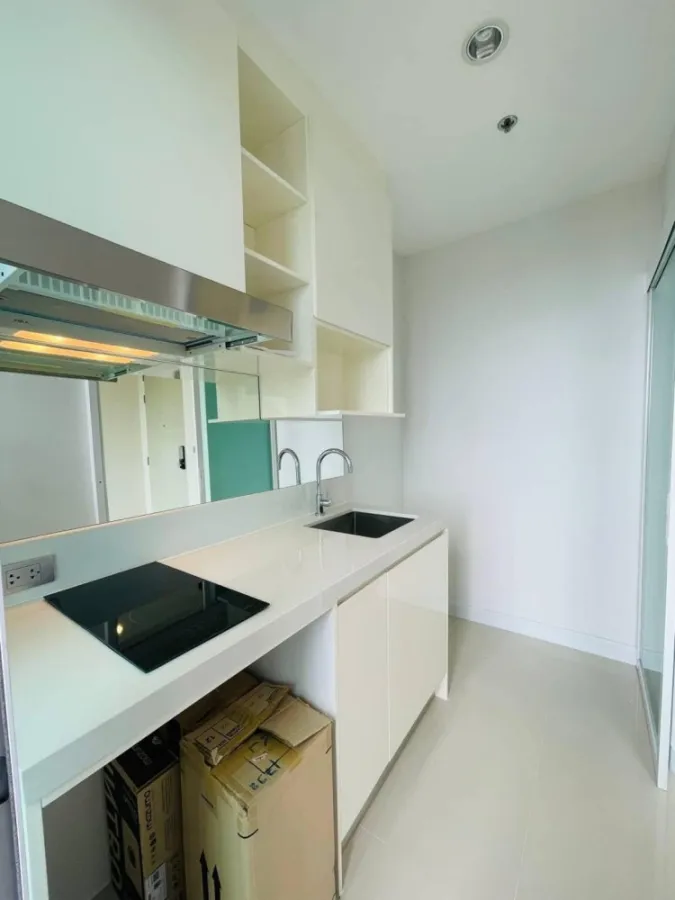 For rent, The Sky Sukhumvit, condo in the heart of the city, beautiful view, very good atmosphere, open and airy room, very comfortable for the eyes.