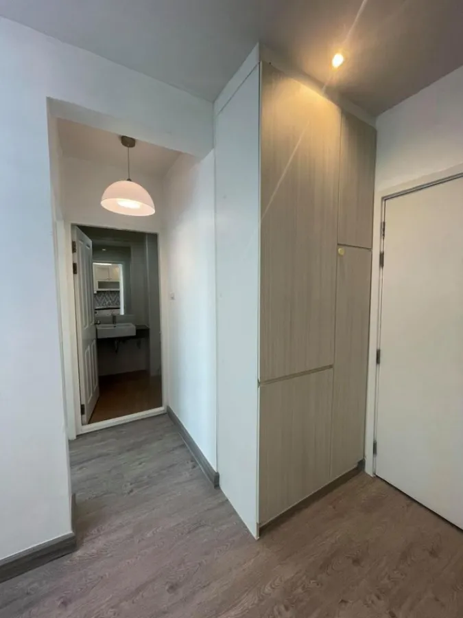 A space Asoke-Ratchada for sale. All new renovated rooms. Built-in decoration The bathroom is fully furnished and ready to move in. Book now !!