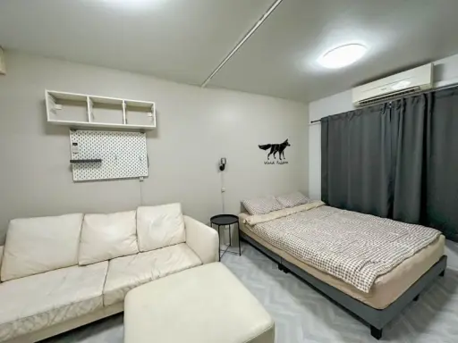 For rent, Plum Condo Ladprao 101, newly renovated room. Comes with a big sofa, you can sit and lie down. It's very comfortable. Book quickly.