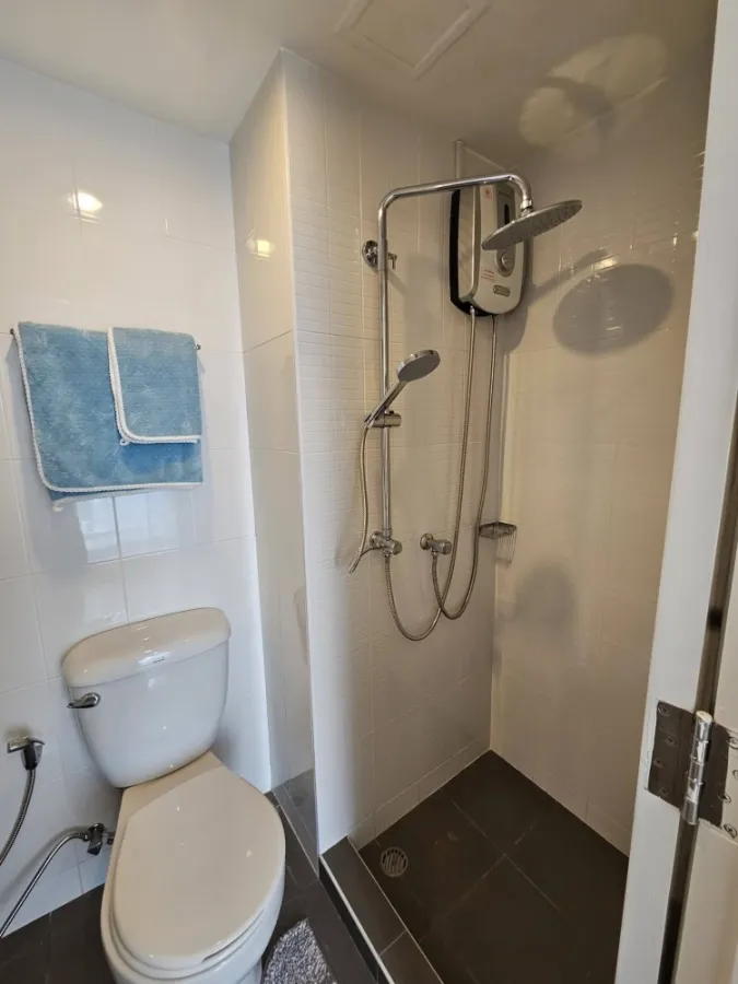 For sale: Lumpini Condo Town Pattaya North Sukhumvit, 15th floor, city view, next to Sukhumvit Road. Beautiful room, fully furnished with appliances.