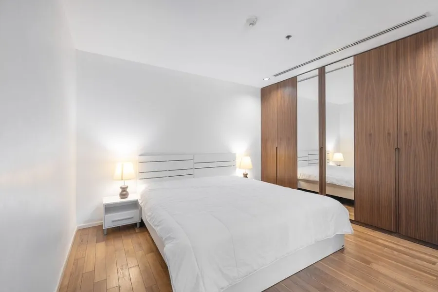 For sale, rent, The Legend Saladaeng, 9th floor, spacious room. Well decorated, simple, elegant, livable, don't miss it.