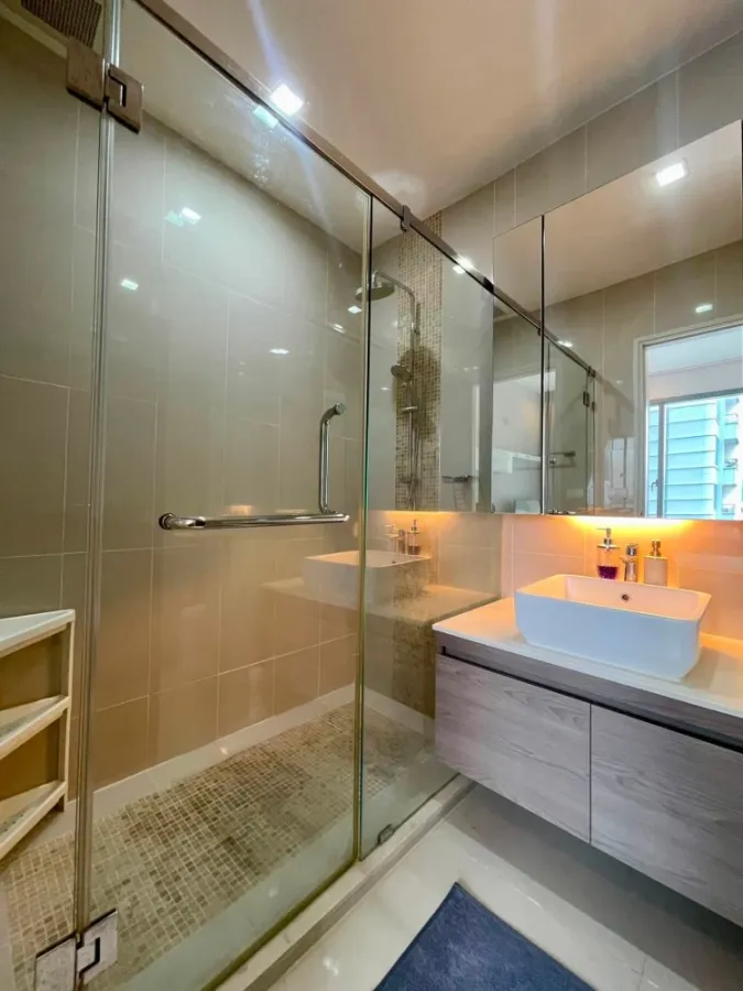 For rent: Q Asoke condo, 48 sq.m. corner unit, 2 bedrooms, 21st floor, south facing with pool view. Convenient and fully furnished.