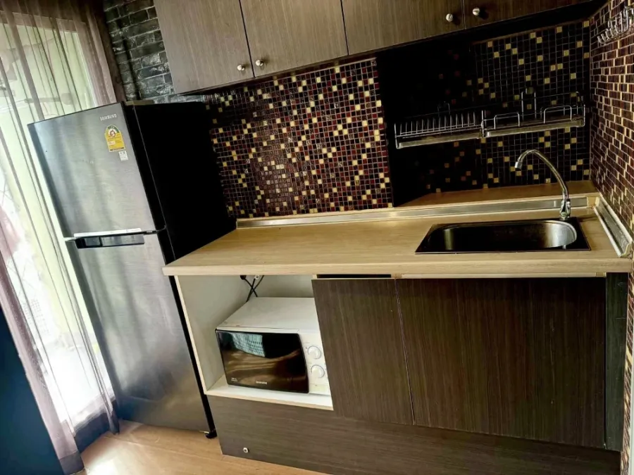 For rent Lumpini Condotown Chonburi - Sukhumvit, 4th floor, well-partitioned room, fully furnished, ready to move in, reserve now.