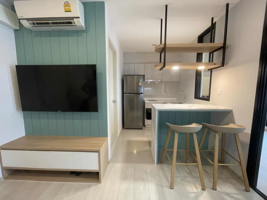 For rent: Life Asoke, 32nd floor, very high, facing north, cool all day, excellent built-in decoration, interested, reserve now.