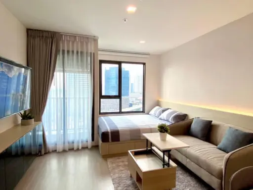Life Ladprao for rent, this room is brand new, very high floor, great view, next to BTS, super comfortable, don't wait, book now.