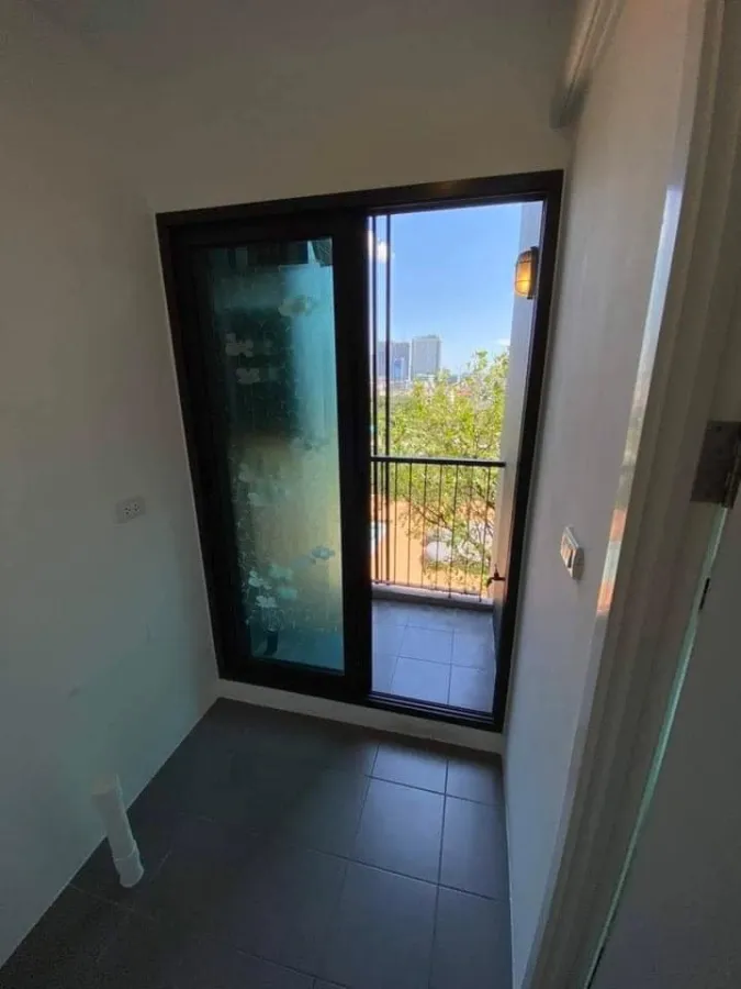 Condo for rent, The Tree Rio Bang O Station, pool view, separated rooms. Room decoration line, don't miss it.