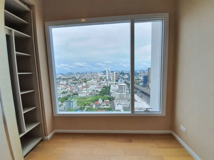 View full Chatuchak view. Selling very cheaply. The St. Residence, 1 bedroom, high floor, south side, full of wind all day.