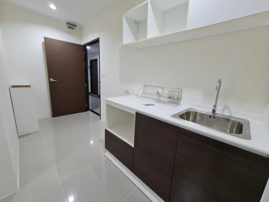 ขาย อัสกาญ เพลส ศรีนครินทร์ ห้องโทนสีขาวตกแต่งง่ายมาก อุปกรณ์ครบชุด จองด่วน