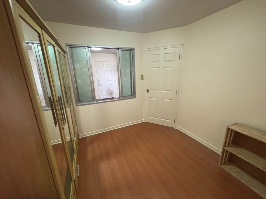 For rent: Lumpini Town Bodindecha-Ramkhamhaeng. The room is clean and nice. Big closet, can hold all the stuff you want, move it now.