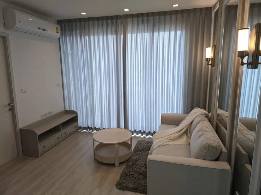 Quinn Ratchada 17 for rent, 1 bedroom, 1 bathroom, decorated in a cool theme, built-in headboard, beautiful city view, reserve now.