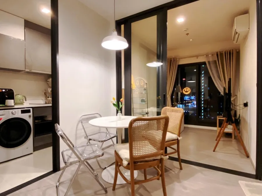 For rent, Lift Asoke Hype, spacious room, separated into sections. Decorated and looks very stylish. Hurry and move in quickly.