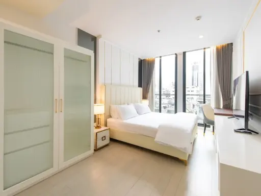 For rent: Noble Ploenjit, luxuriously decorated, spacious room, comfortable, has a private elevator. If you miss it, you will regret it.