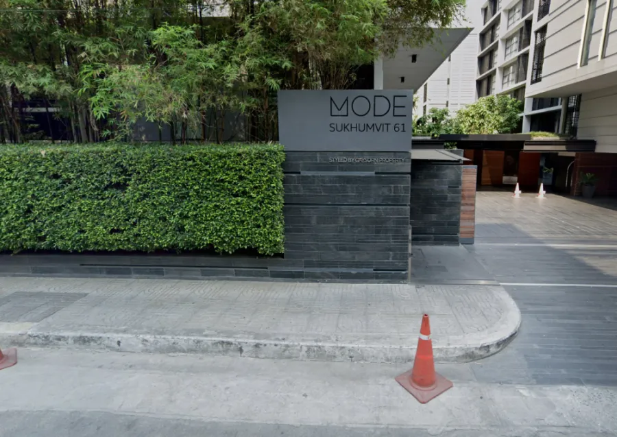 Rent / sell mode sukhumvit 61 near bts Ekamai. Fully furnished Ready to move in Price negotiable again, hurry.