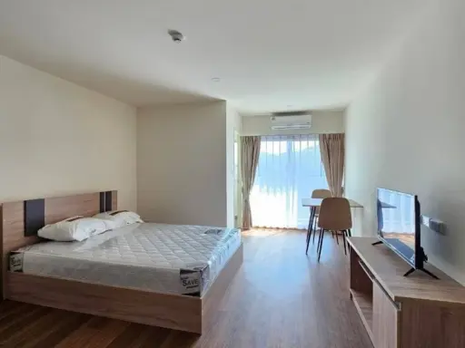 For rent: Lumpini Condotown Ekachai 48, a nice room on the 4th floor, comes with furniture and complete amenities. Reserve now!