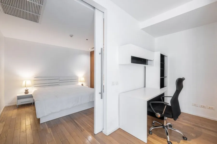 For sale, rent, The Legend Saladaeng, 9th floor, spacious room. Well decorated, simple, elegant, livable, don't miss it.