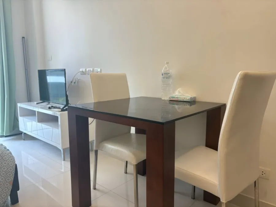 For rent: Club Royal Wongamat (North Pattaya), studio room 25 sq m., fully furnished, just bring your own furniture and move in.