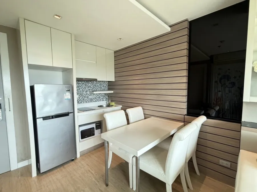 For sale or rent: La Santir (Jomtien), fully furnished with built-in furniture throughout the room. The view is very pleasing to the eye. Don't just l