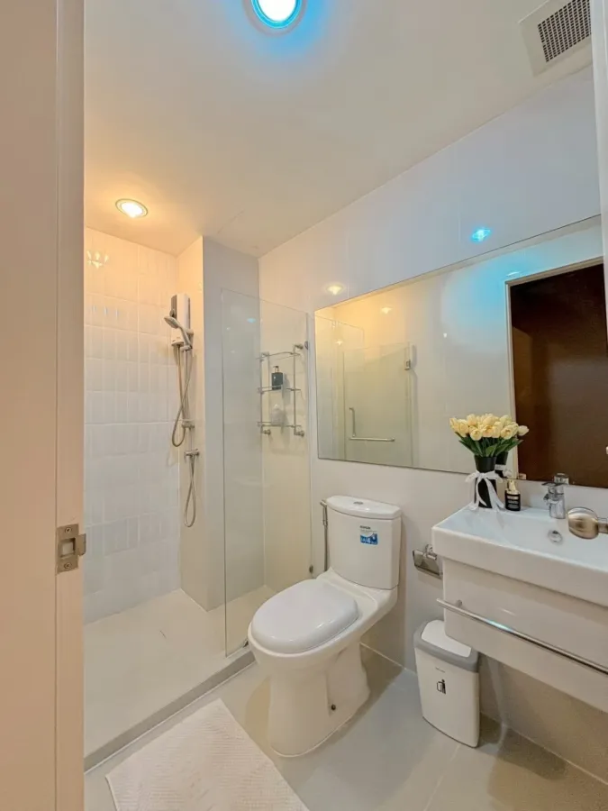 Condo for rent Life Asoke, pool view, good location, furniture, ready to move in, book now!!