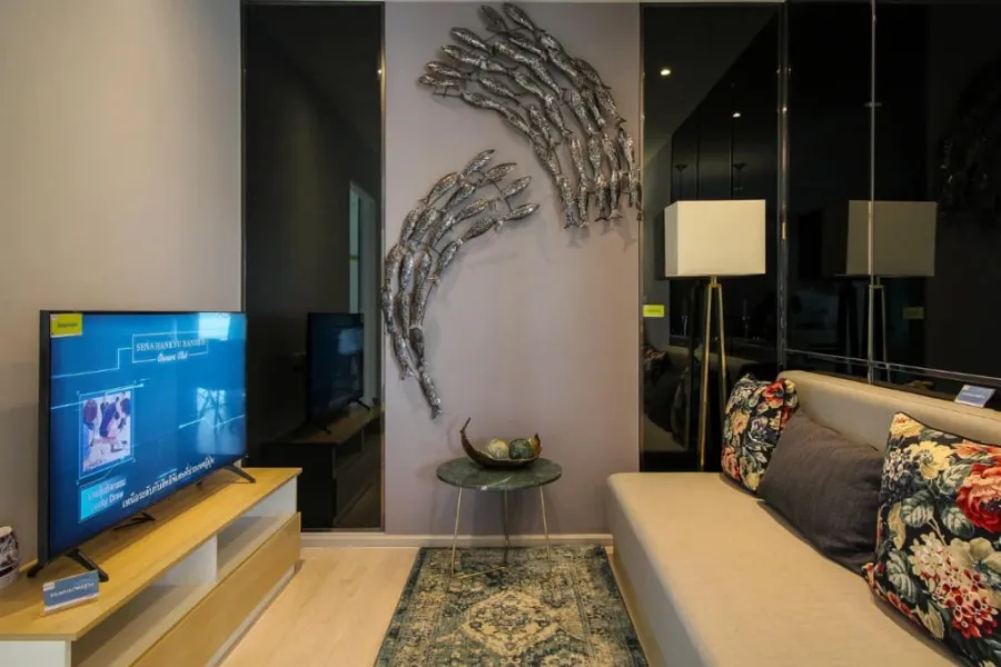 Sale down payment, Senakit, BTS Saphan Mai, corner room, very private, big room, not expensive, hurry up and book now.