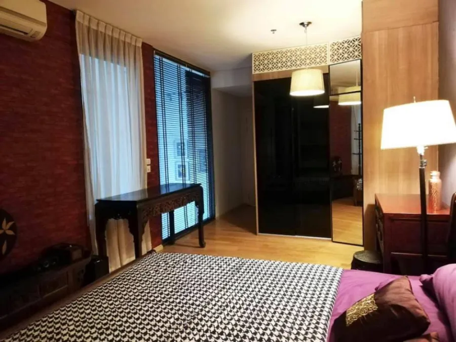 Villa Asoke for rent, luxury condo, very beautiful decoration, high ceiling, very open and airy. Premium grade furniture. Book now.