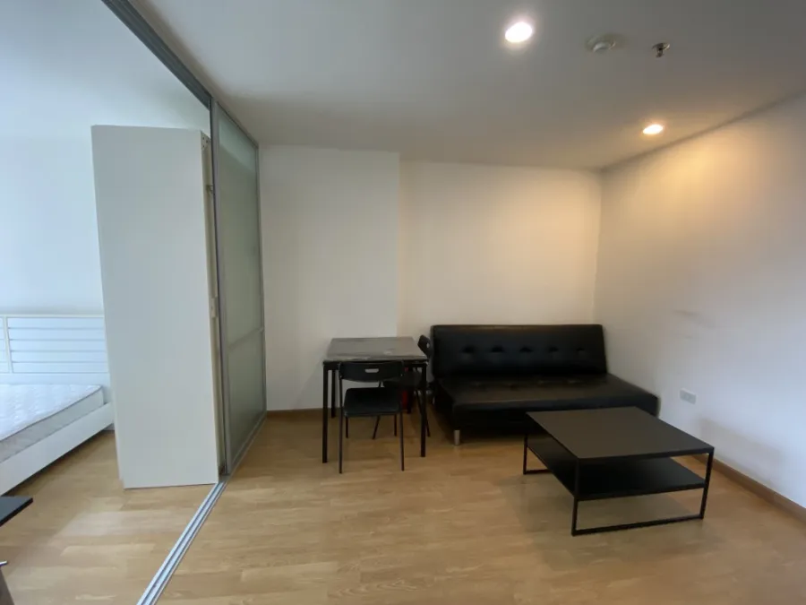 For Rent U Delight @ Chatuchak Station, the room at the edge, quiet, has a beautiful pool view. You can bring your bag.