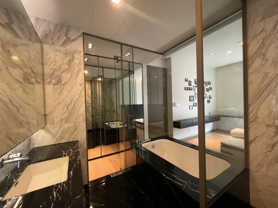 For sale or rent, Sala Daeng One, Lumphini Park view, fully fitted room, nicely decorated with built-in furniture, very spacious area, don't miss it.