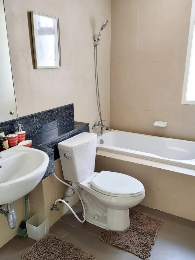 For rent: Heritage Sukhumvit, condo in the heart of the city, 2 bedrooms, 2 bathrooms, very spacious room. Big sofa, very comfortable to sit on. Book