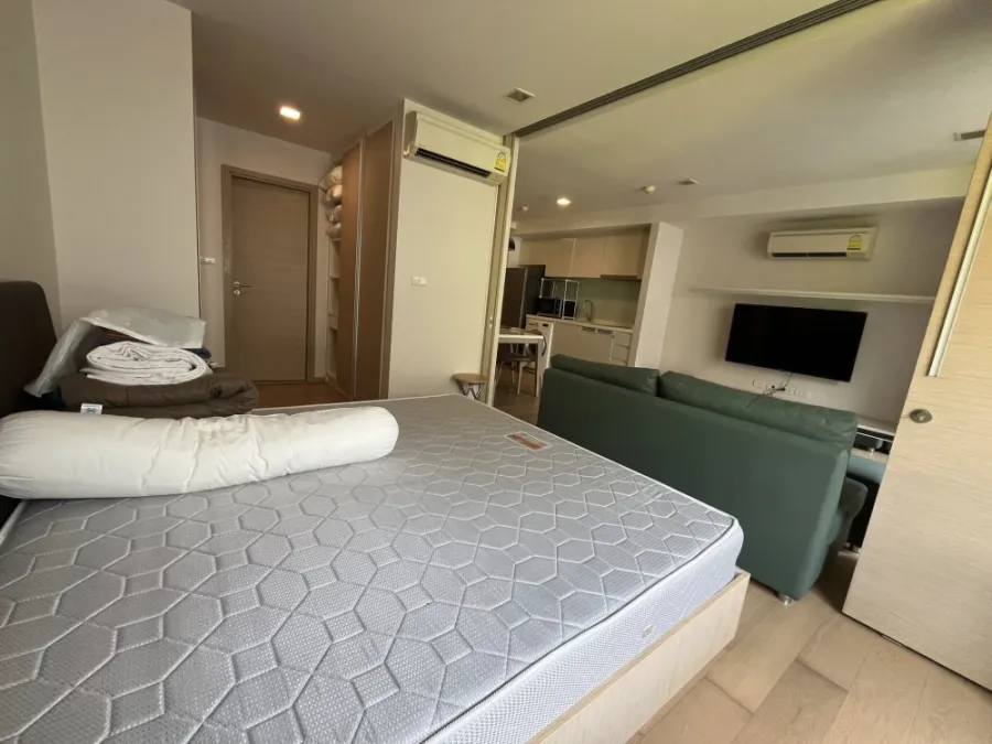 For sale or rent: Liv@49, 4th floor unit, 45 sq m. Spacious and comfortable living area. Book now!