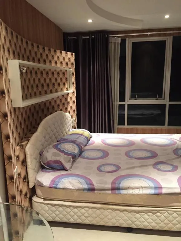 ให้เช่า noble house phayathai 2 bedrooms 1 bath living room and kitchen with the balcony.Size 70 sq.