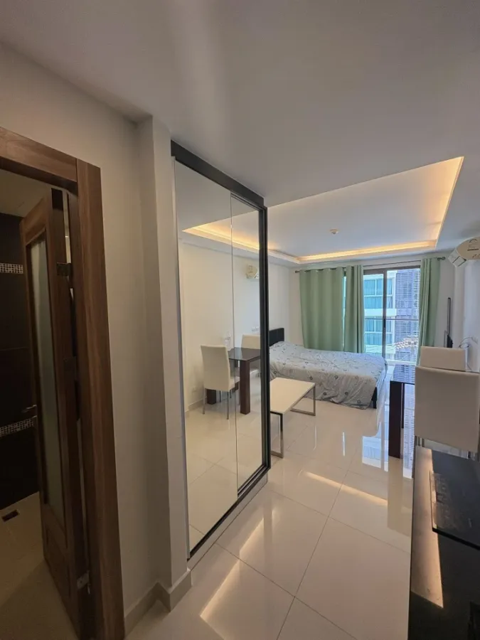 For rent: Club Royal Wongamat (North Pattaya), studio room 25 sq m., fully furnished, just bring your own furniture and move in.