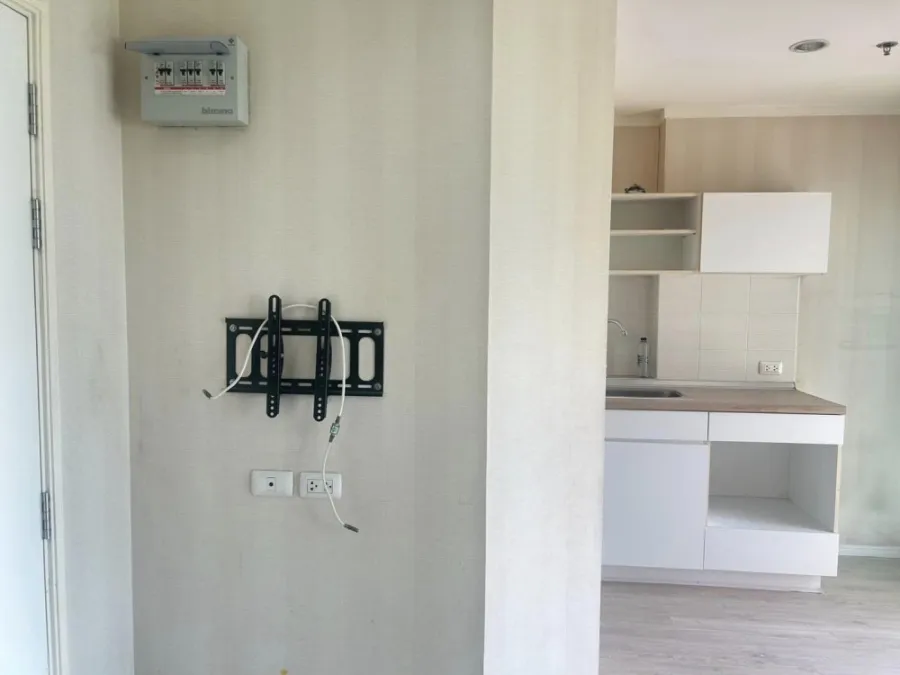 For rent: Lumpini Ville Prachachuen-Phong Phet 2, 3rd floor, great pool view, wallpapered throughout the room. If you miss it, you'll regret it.
