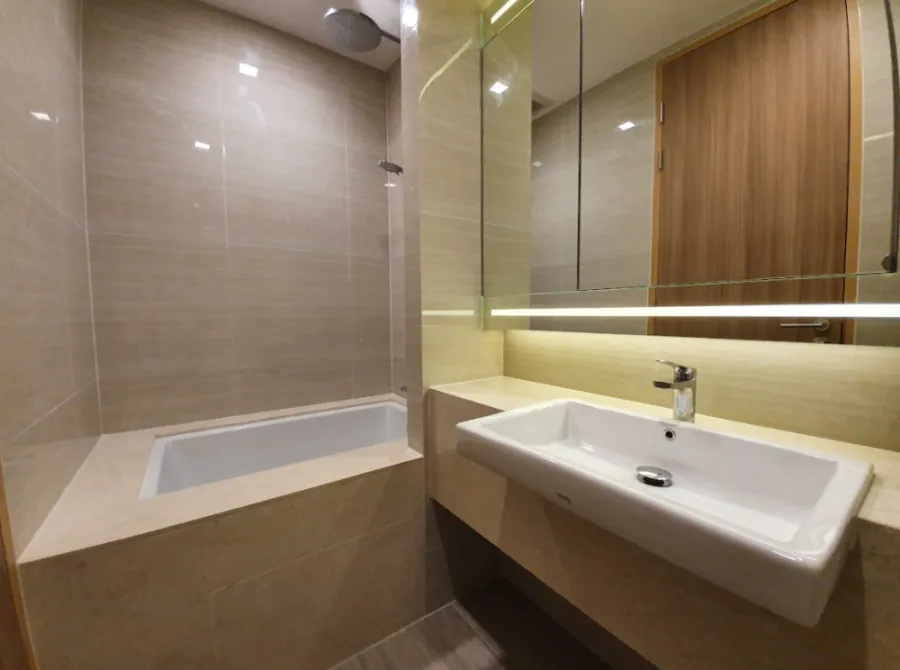 Condo for rent, Noble B Sukhumvit 33, high floor room, good view, comes with full amenities.
