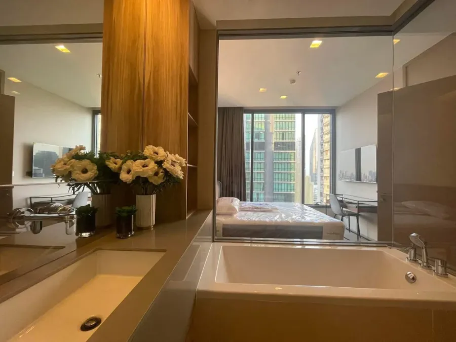 For rent: The Esse Asoke, electric sofa that can be reclined, ceiling height 3 meters, plus a good bathtub. Hurry and reserve it quickly.
