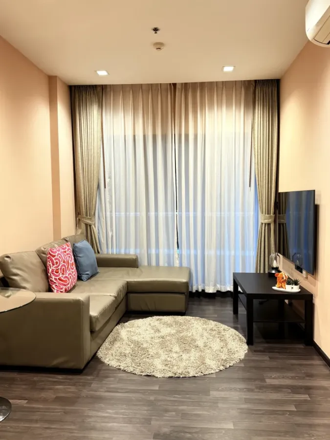 Spacious and comfortable condo for rent at THE LINE Asoke Ratchada, fully furnished and equipped with appliances. Ready to move in immediately.