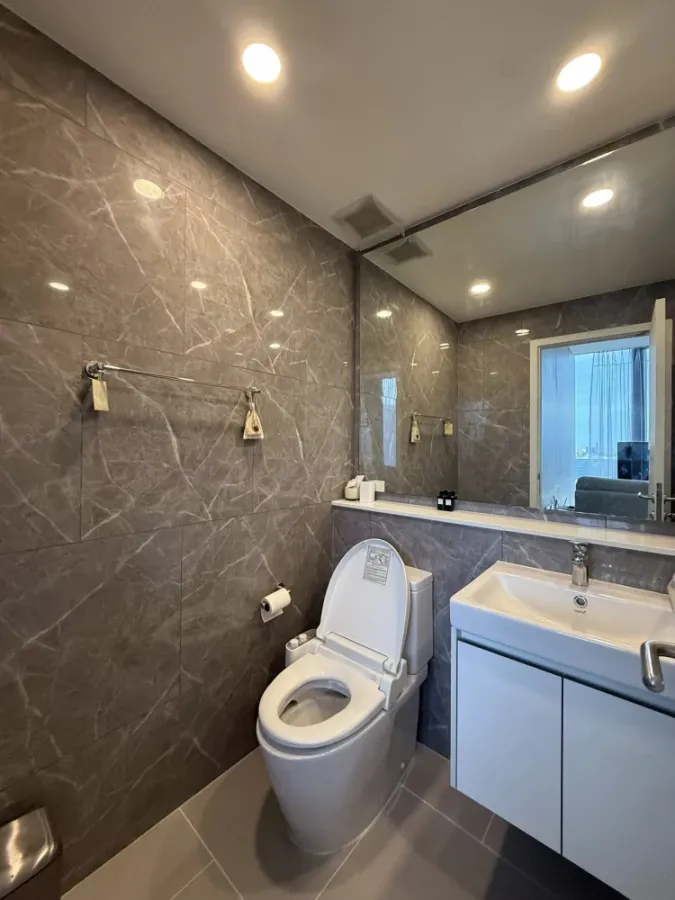 For sale or rent: Mazarine Ratchayothin, corner room with privacy, good location, lots of usable space. Reserve now!