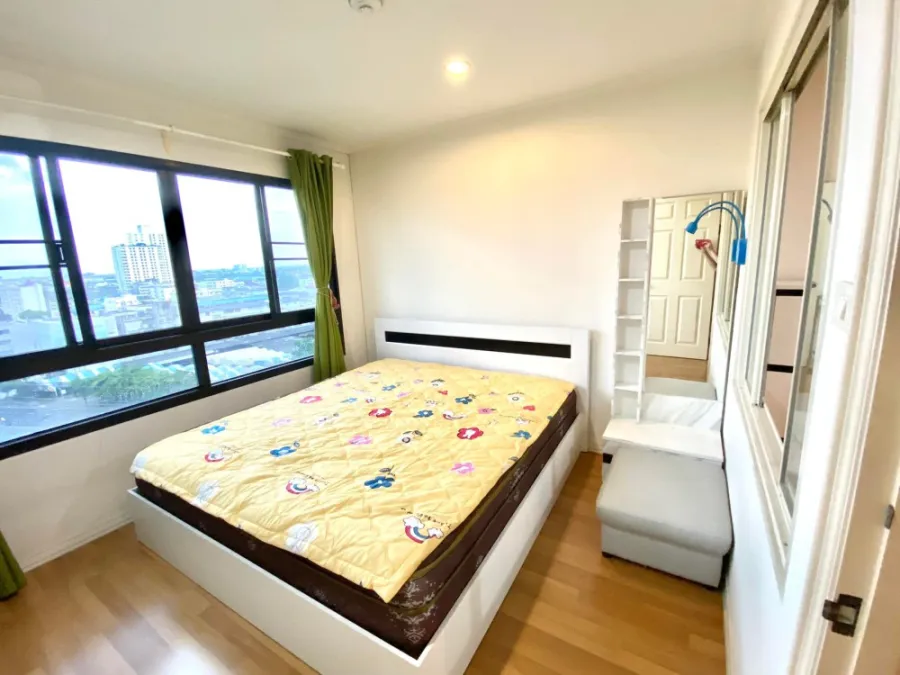 For rent, Lumpini Place Ratchada-Thapra, corner room, peaceful, very private, plus get a view of the garden. Wow like this. Must book.