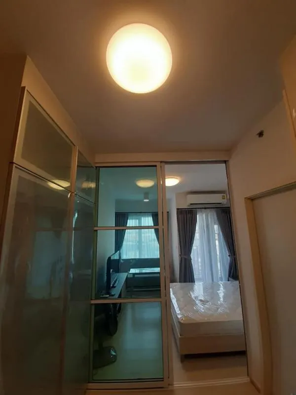 Chapter One Eco Ratchada-Huay Kwang room ready central ready to use There are many shops nearby. There is a shuttle bus to the MRT.