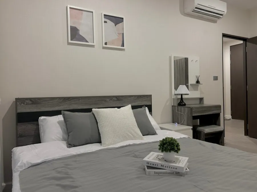 For rent: The Sky Sukhumvit, 4th floor, beautiful room, comes with complete decorations. Book now quickly.
