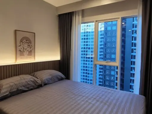 For rent: Regent Home Bangna, corner unit, 22nd floor, Building A. Fully furnished with built-in furniture and clearly separated zones. Ready to move
