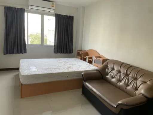 For rent, Lumpini Town, Bodindecha-Ramkhamhaeng, 6th floor, airy room, nice to live in, plus the price is very good for your heart. Book now.