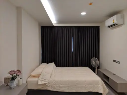 Sell / rent VTARA Sukhumvit 36, very clean room, white tone, with a balcony, beautiful airy city view, book now.