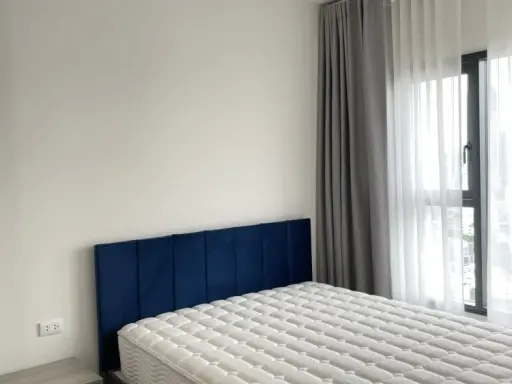 For rent: The Base Phetchaburi Thonglor, a nice room on the 26th floor with a high view, fully furnished and equipped with appliances. Just bring your