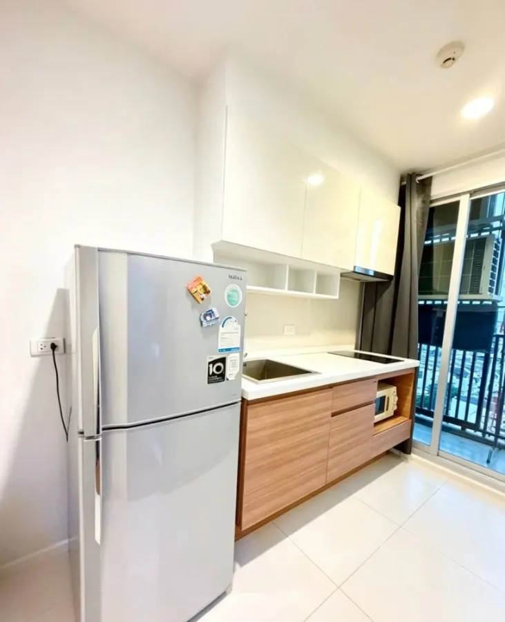 Selling a condo at Fuse Chan - Sathorn. The unit is partitioned into well-defined zones and comes at a great price. Book now! Don't miss out!