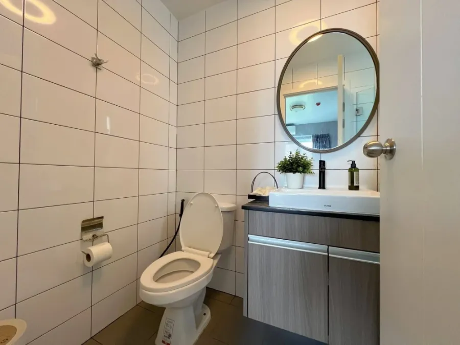 For rent: Chapter One Eco Ratchada-Huai Khwang, beautifully decorated room, good built-in furniture. Just carry your bag and move in.