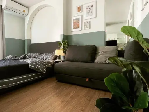 For rent: Plum Condo Phaholyothin 89, Building C, 2nd floor. Located next to the Muang Ek entrance. The room is very beautiful and probably unlike any